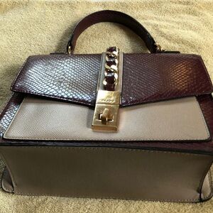 Also purse grease uses condition very clean. Next item 👜👜👜